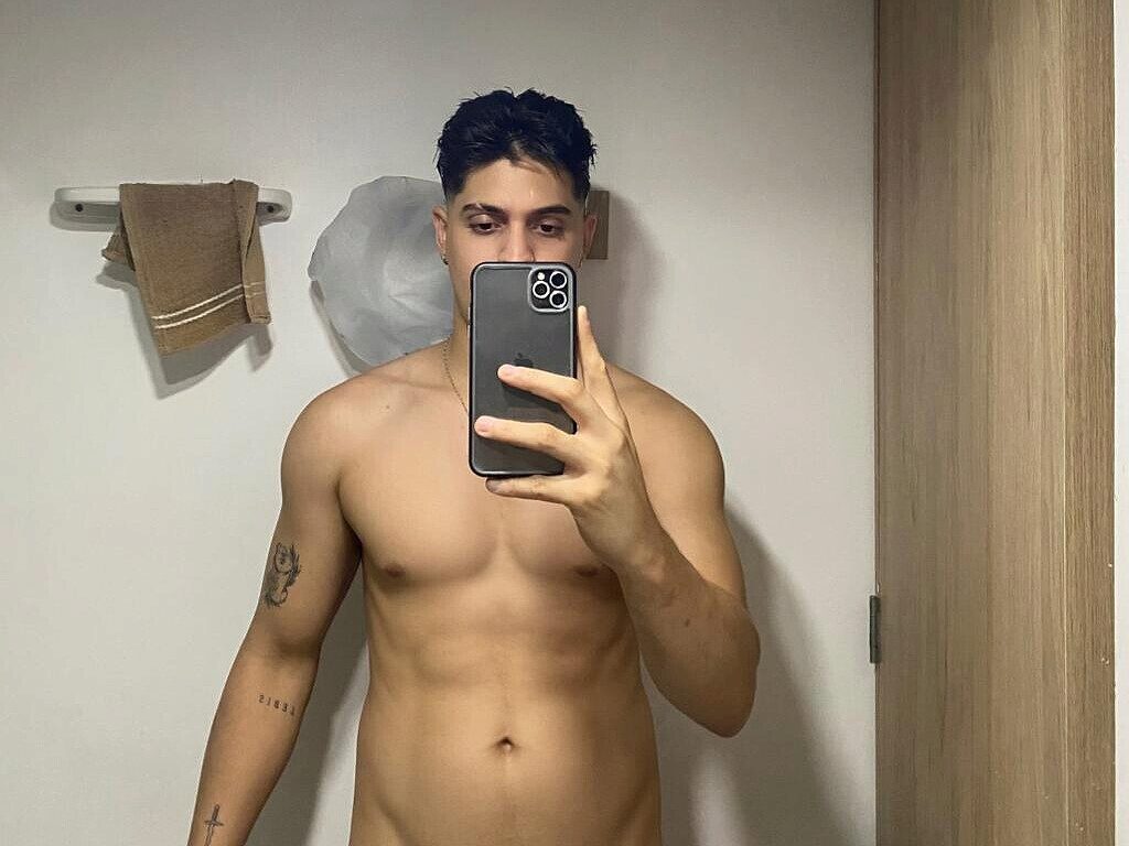 Rooney Saenz Live Chat on Flirt4Free