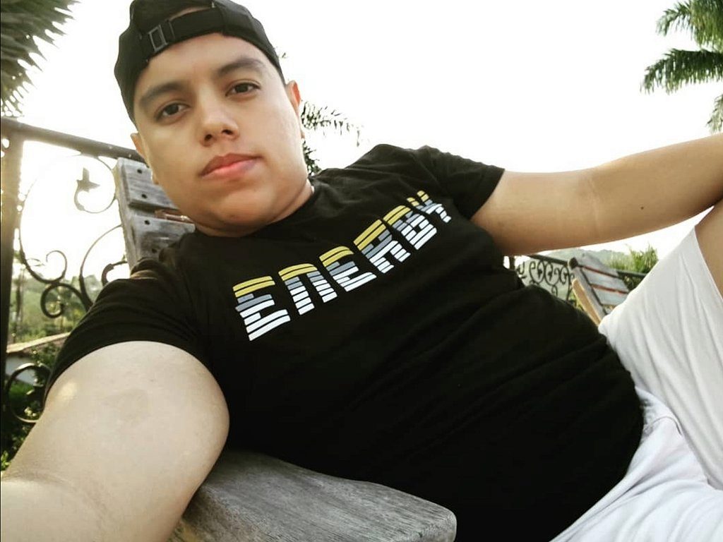 Liam Chachki Live Cam on Flirt4Free