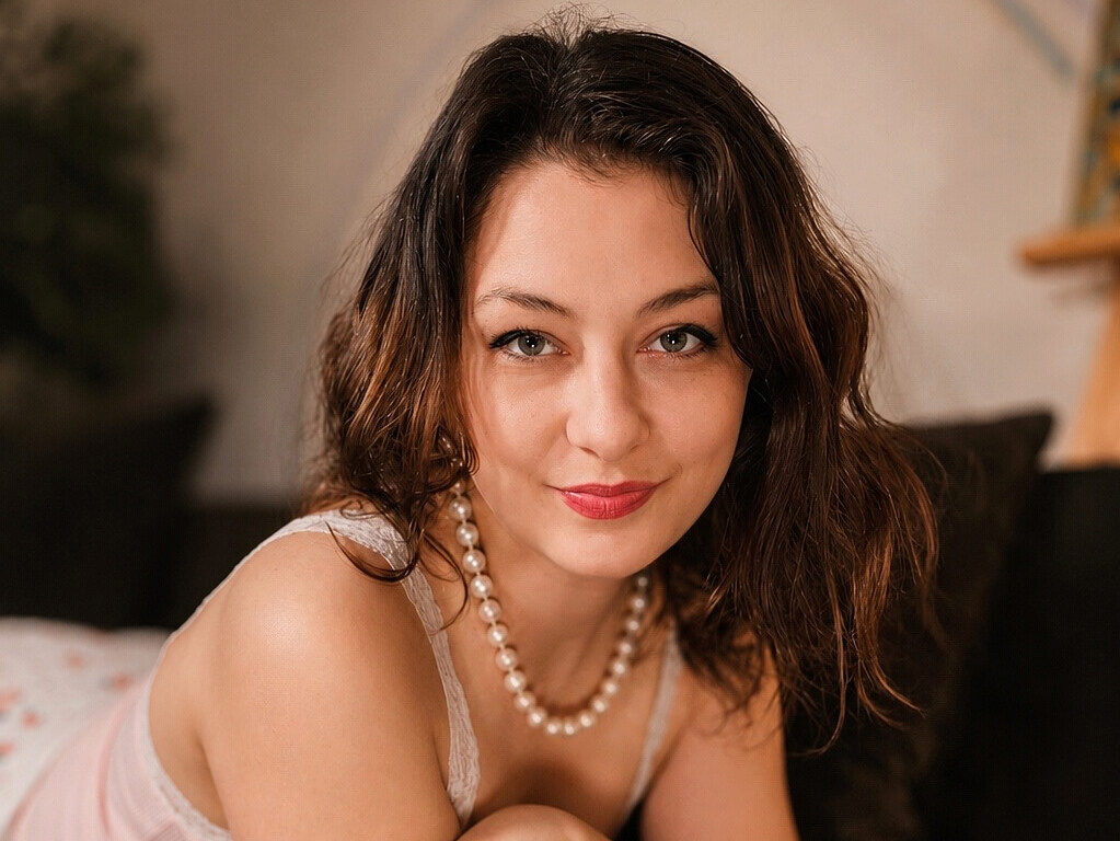 Caroline Blackwood Live Chat on Flirt4Free