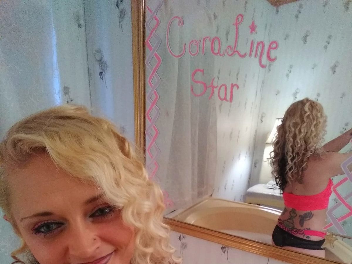 Coraline Star live cam model at Flirt4Free