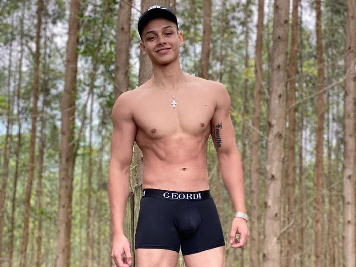 Watch Daryl Elian live on cam at Flirt4Free