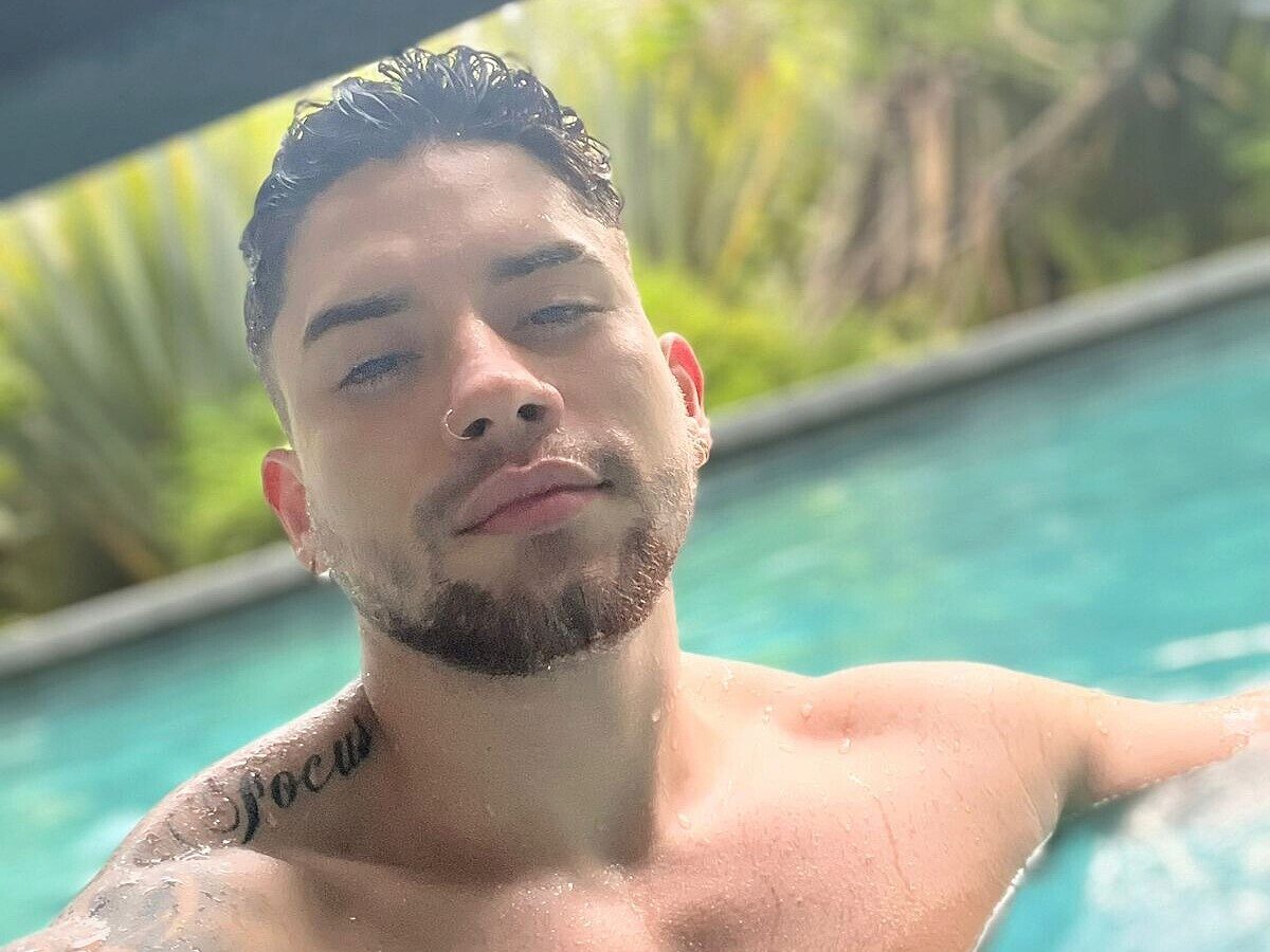 Watch Mike Montoya live on cam on Flirt4Free