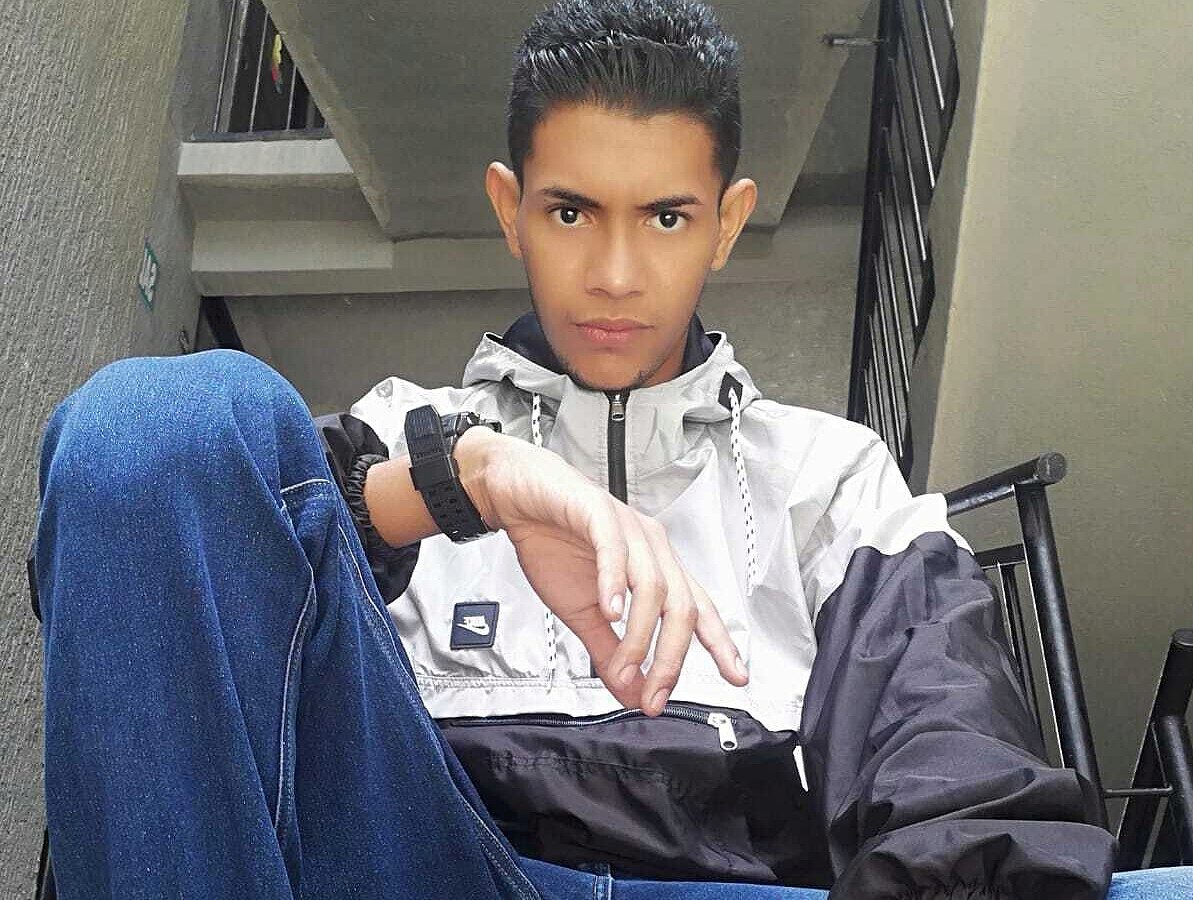 Watch Emiliano Hott live on cam on Flirt4Free