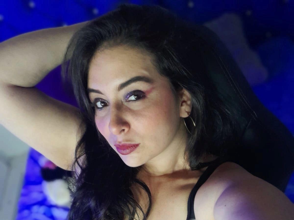 Mia Califa Live Cam on Flirt4Free