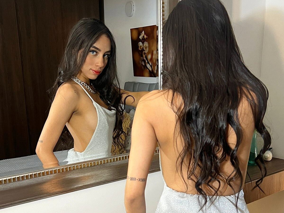 Sarha Lopezz nude live cam