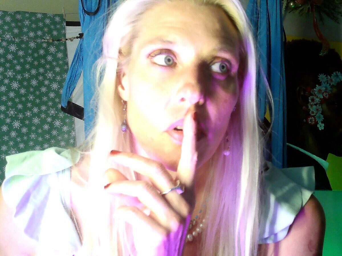 Clara Knowles sexcamlive