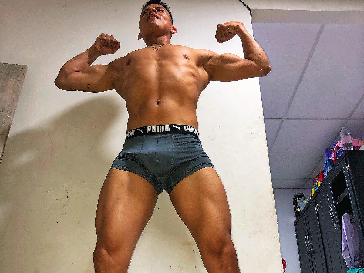 Watch Owen Markuz live on cam at Flirt4Free