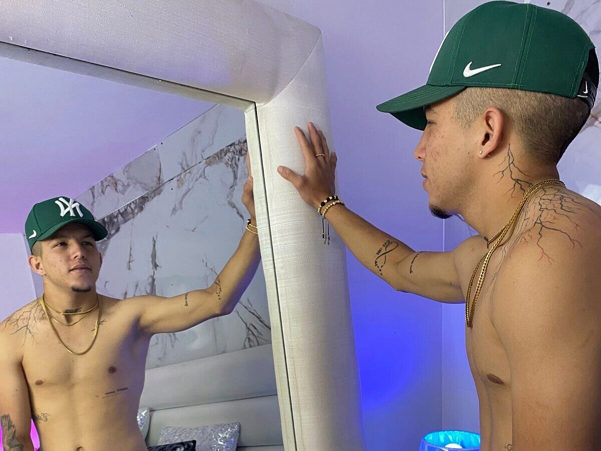 Watch  Alejandro Dell live on Flirt4Free