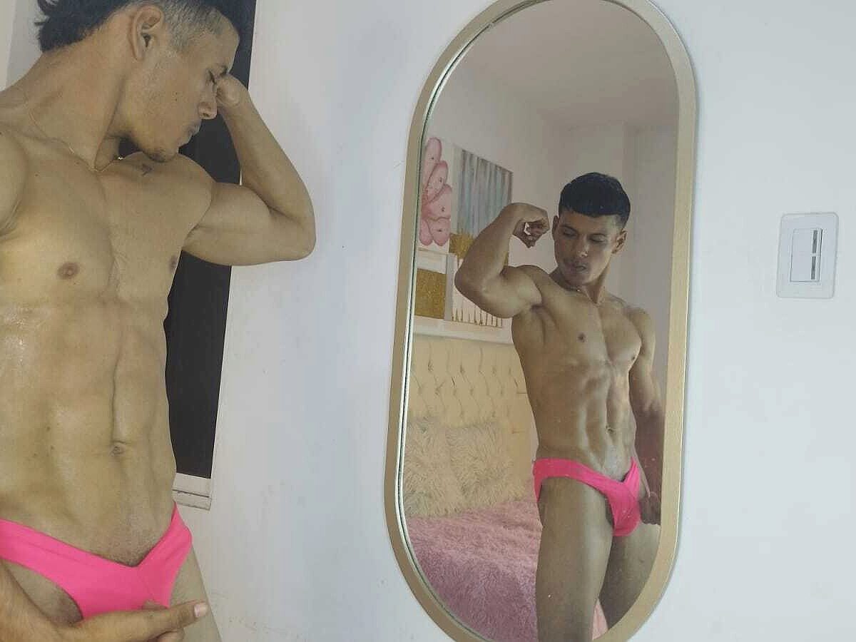 Criss Brownn live cam model at Flirt4Free