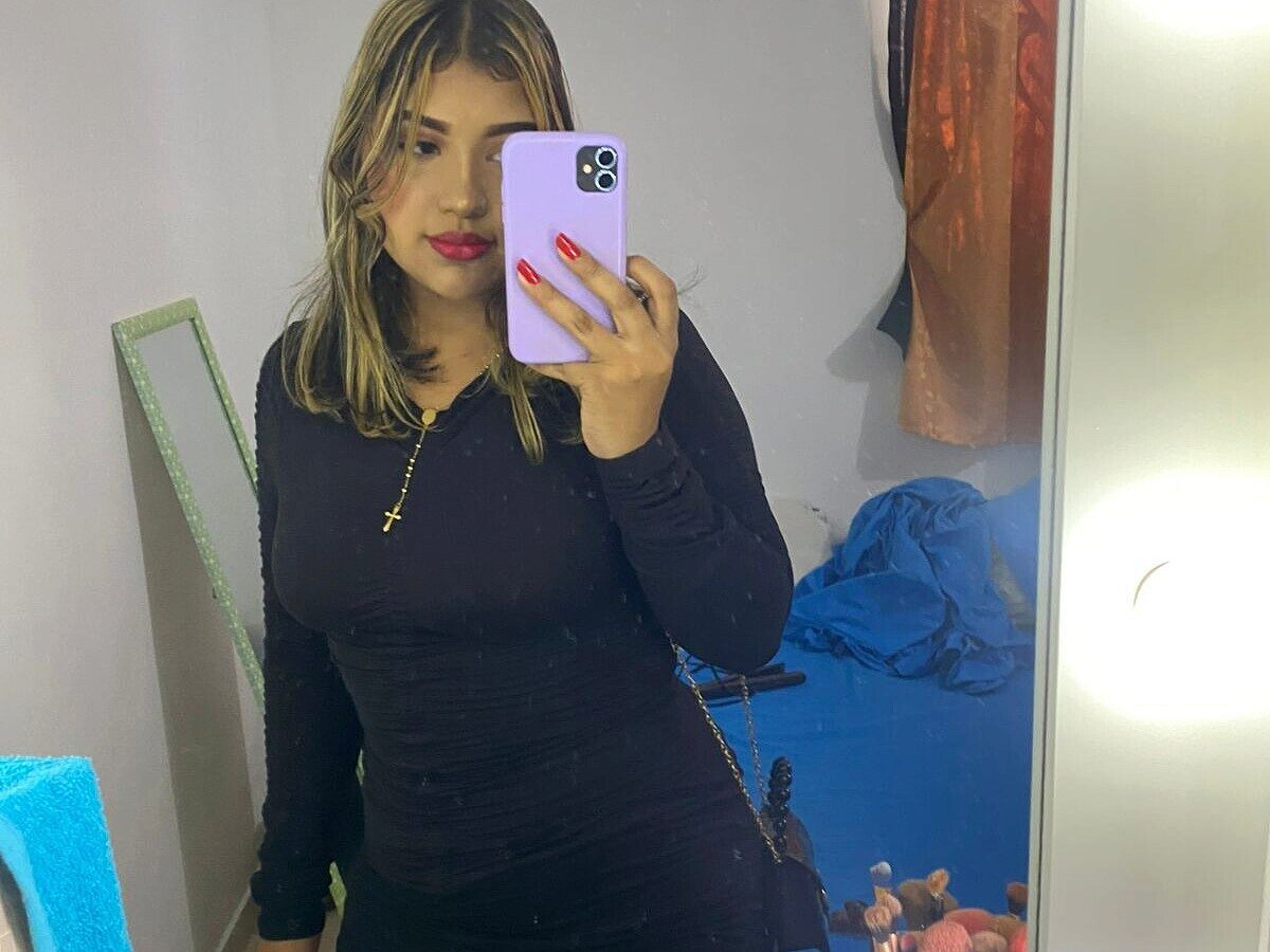 Watch Elizabeth Rizzo live on cam on Flirt4Free