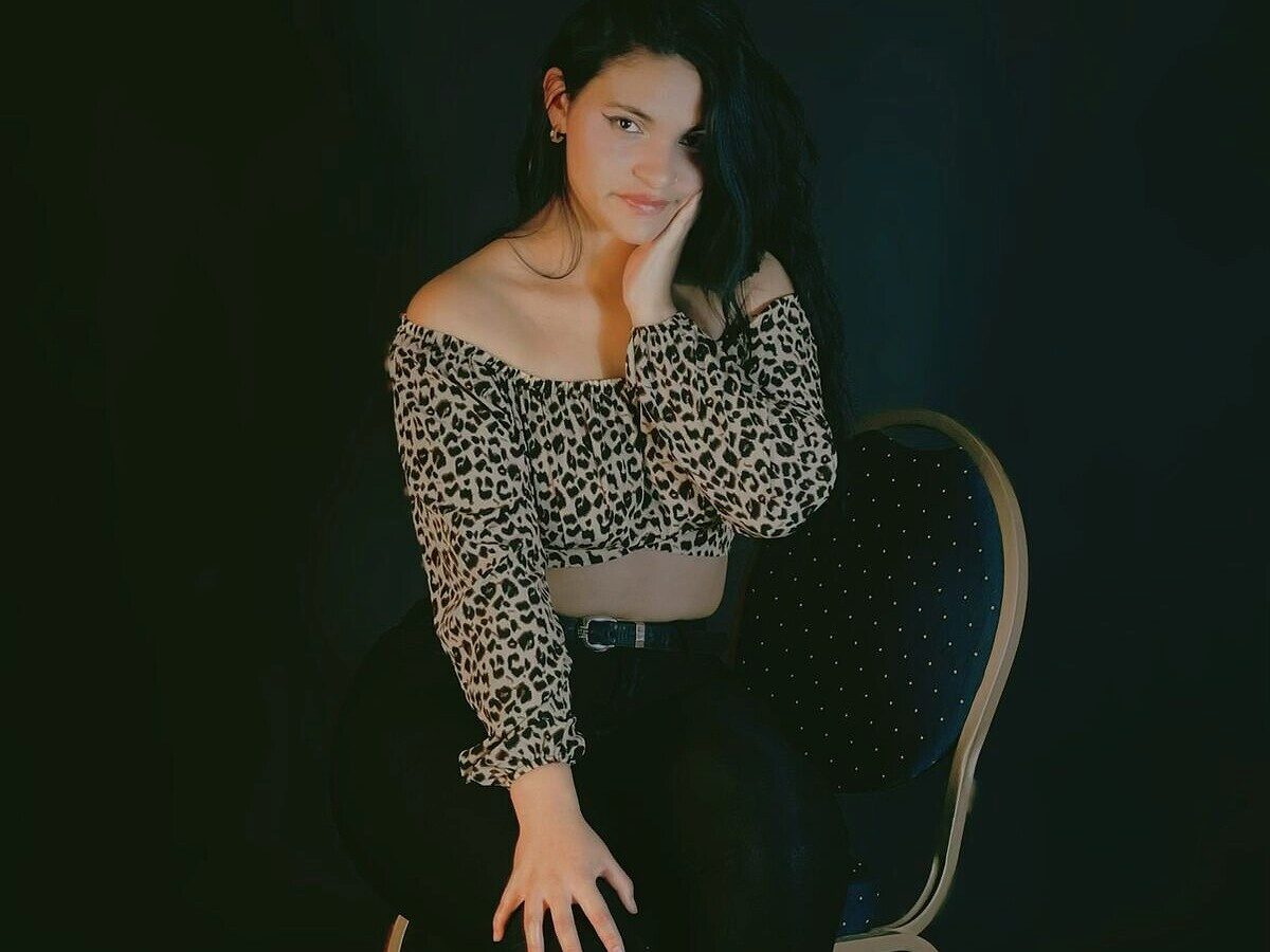 Watch Alisson Evans live on cam on Flirt4Free