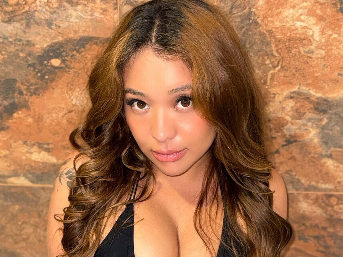 Live Chat with Mia Wheel on Flirt4Free
