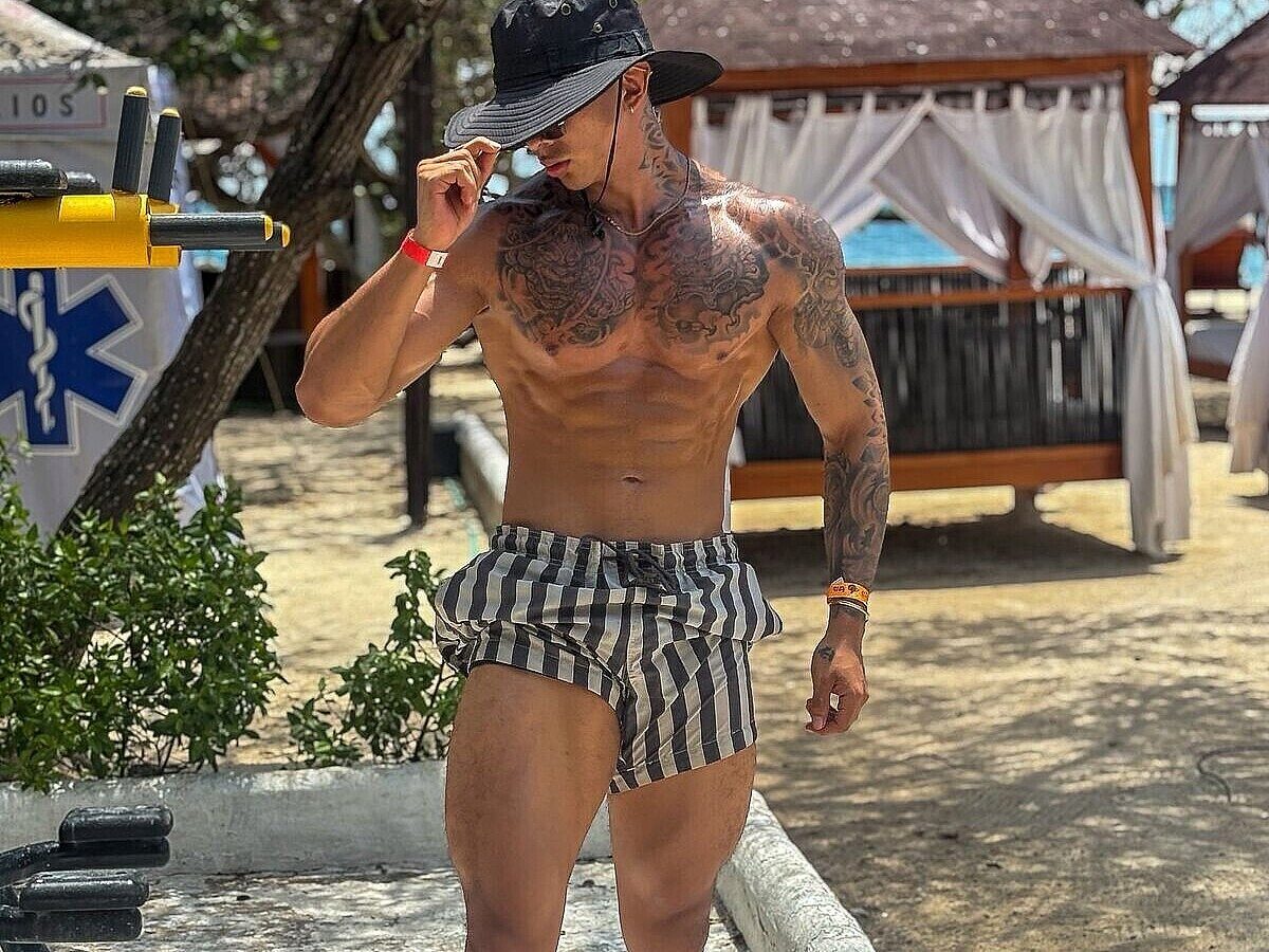Live Chat with Paul Allenn on Flirt4Free
