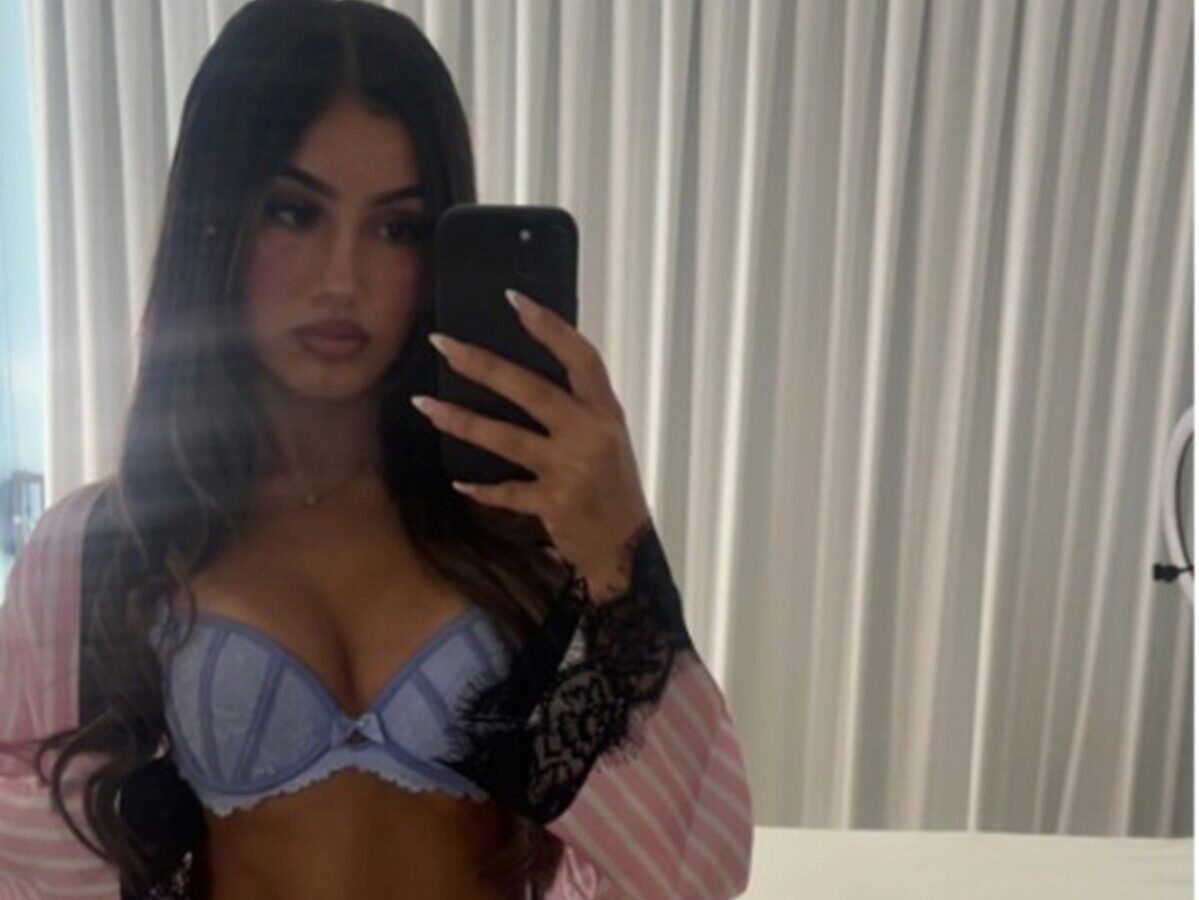 Eva Right Live Chat on Flirt4Free