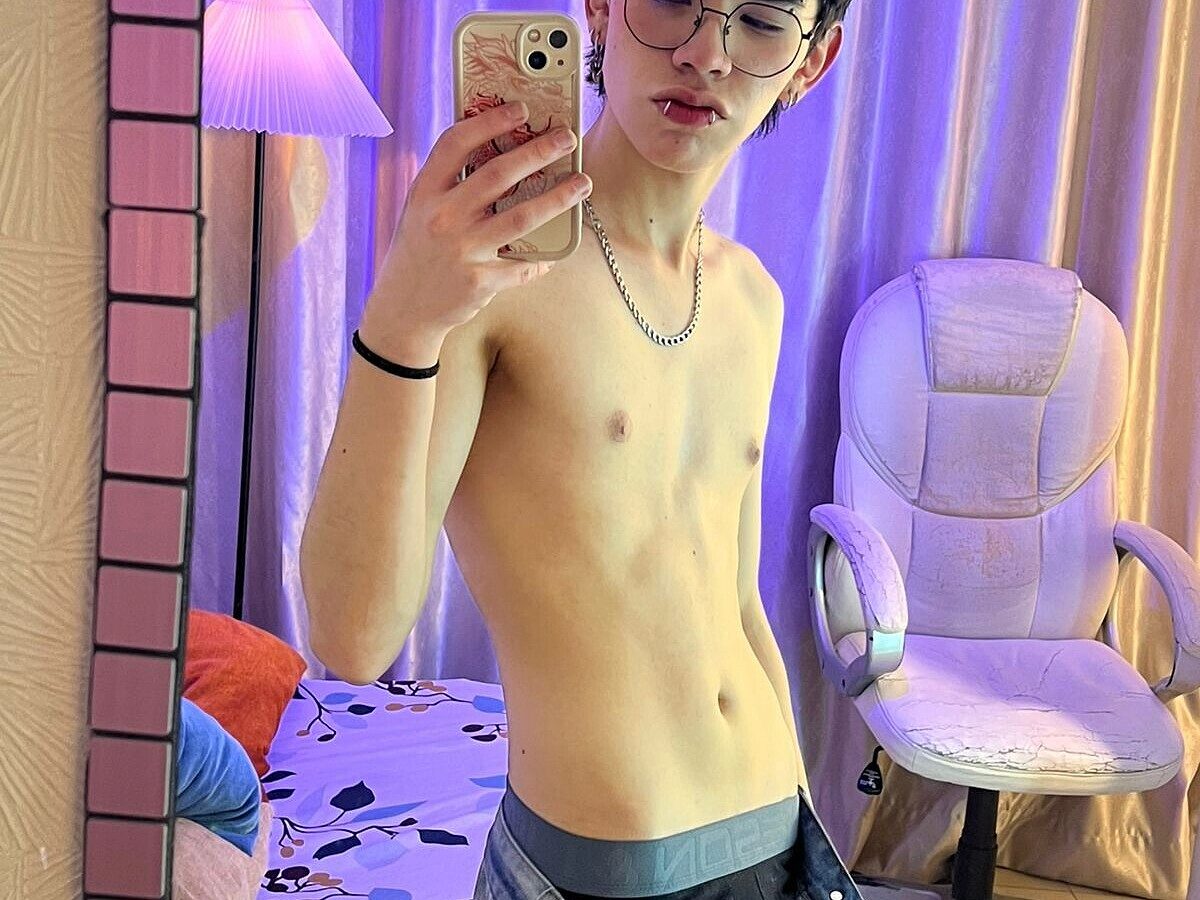 Kim Adriien Live Chat on Flirt4Free