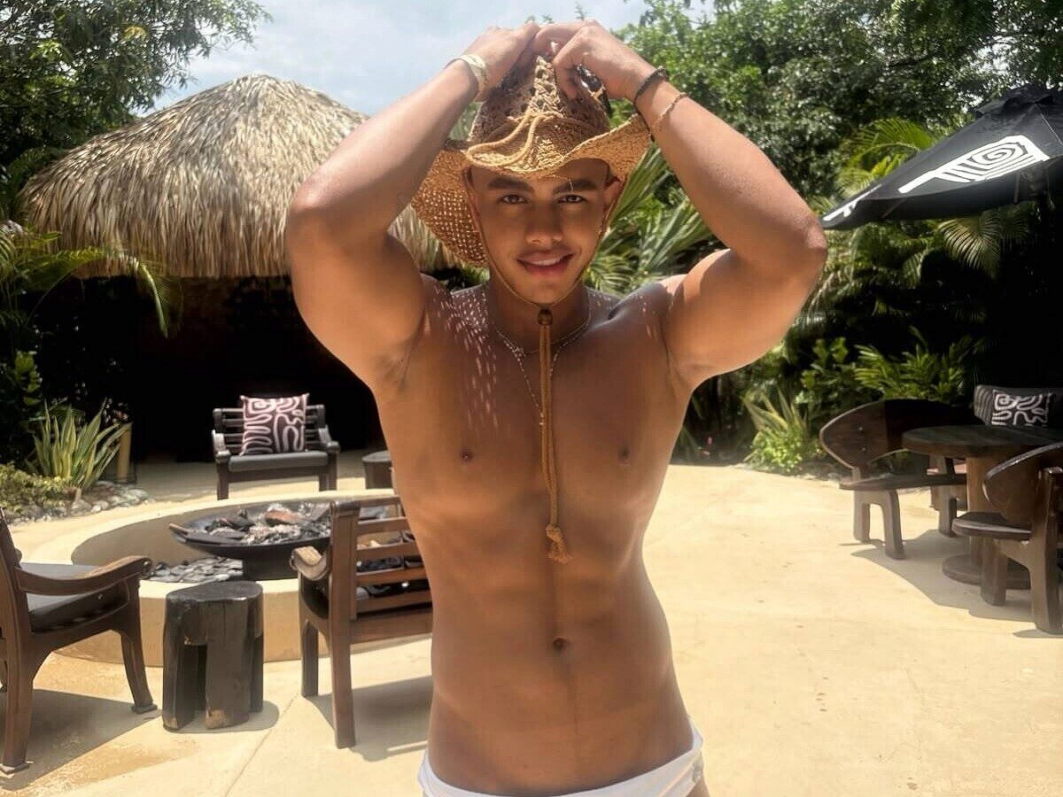 Jacksonn Brown Live Chat on Flirt4Free