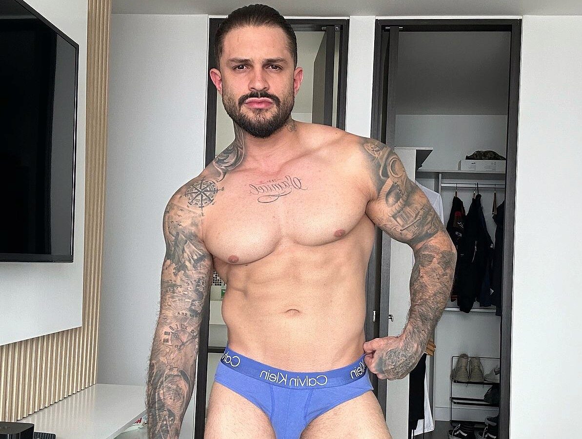 Live Chat with Julian Chase on Flirt4Free