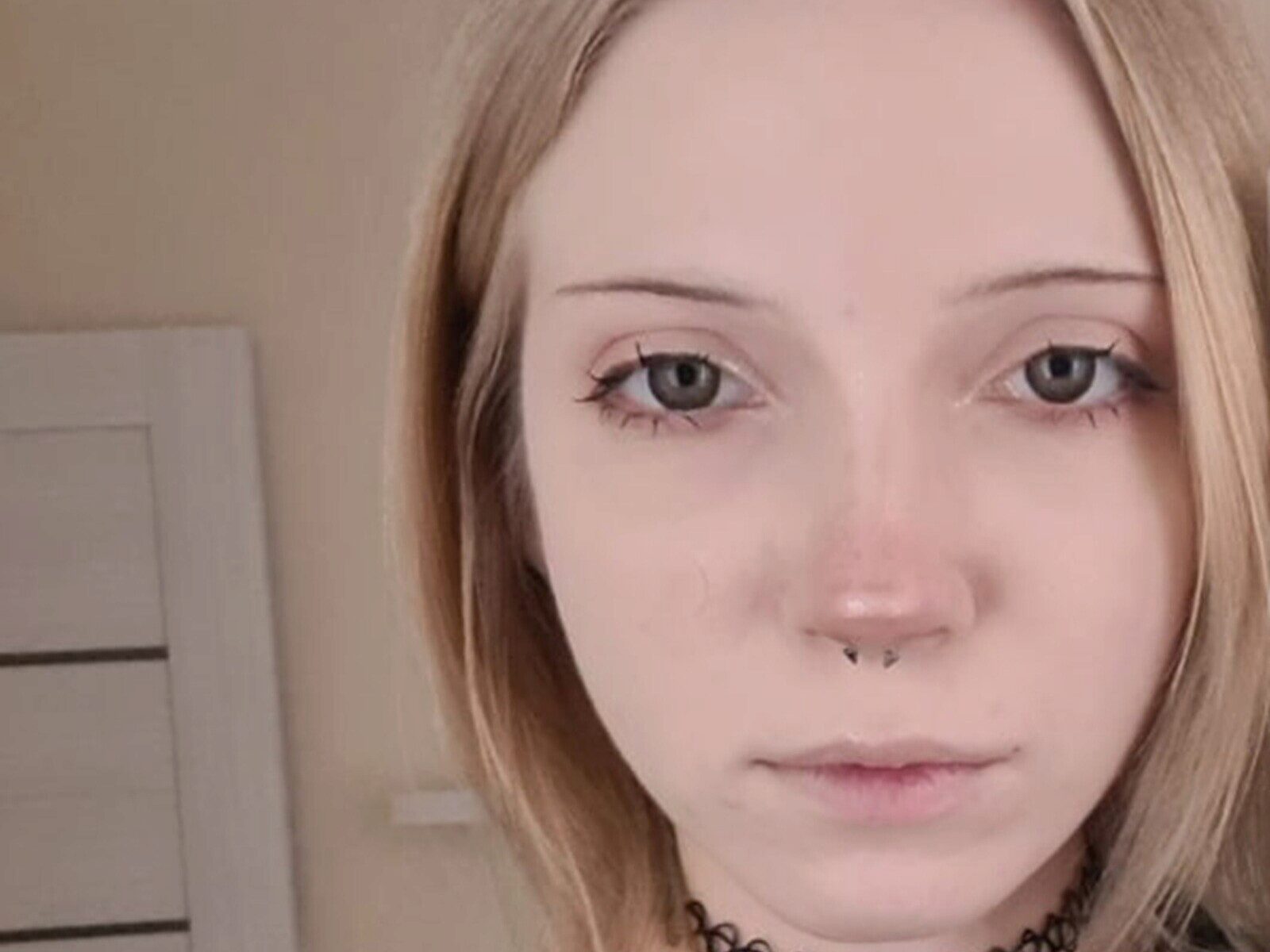 Watch Nicole Mcnany live on cam on Flirt4Free