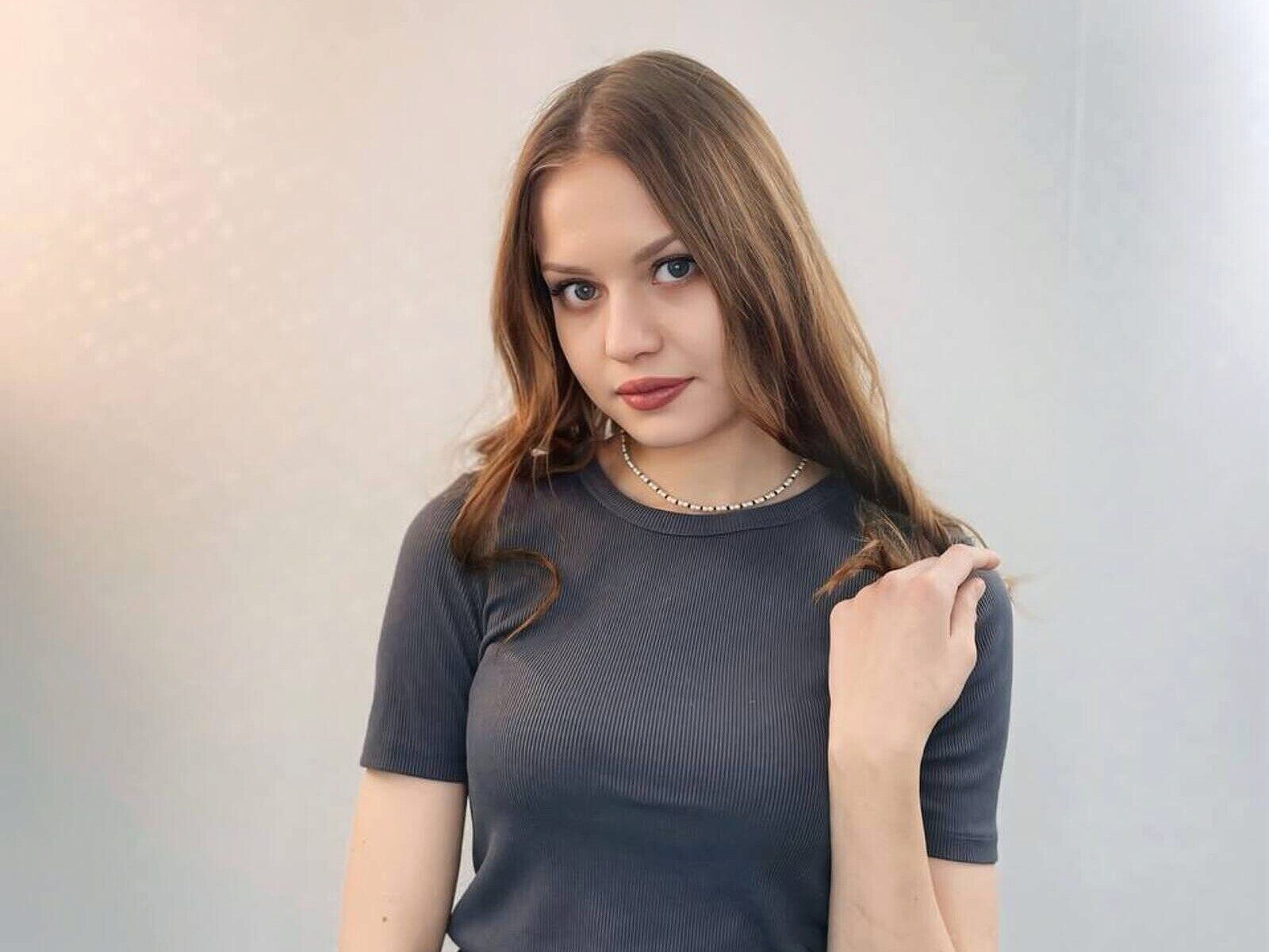 Watch Elin Mclafferty live on cam on Flirt4Free