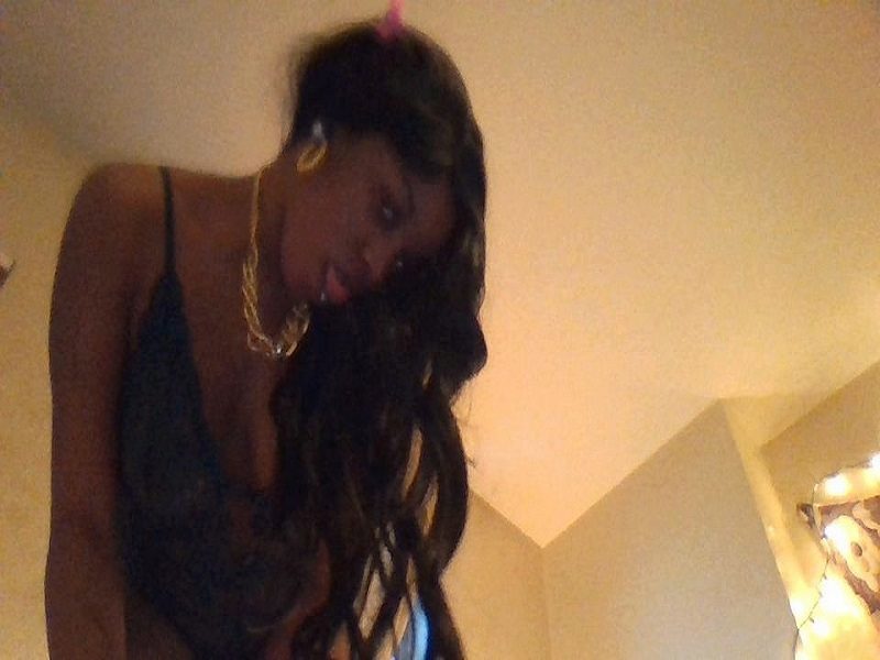 Watch Sweetness Queen live on cam on Flirt4Free