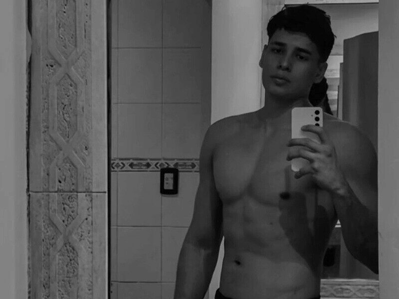 Ryan Hot Hot Live Chat on Flirt4Free