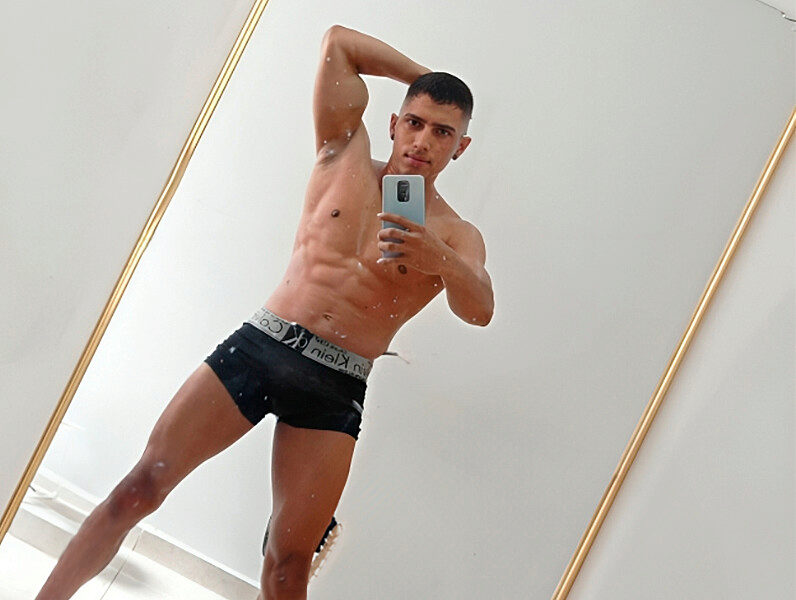 Chris Strongman Live Cam on Flirt4Free