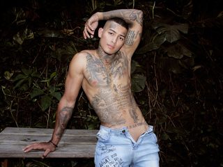 Live Chat with Corwin Blake on Flirt4Free