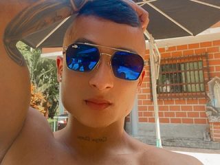 Hanks Love live cam model at Flirt4Free