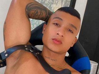 Hanks Love live cam model at Flirt4Free