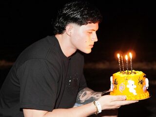 Hazzan Velez profile