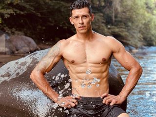 Nude Chat Plus con Croy Muscles en cámaras fetichistas
