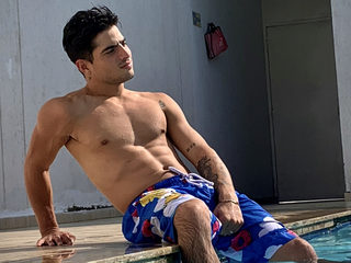 Live Chat with Andrew Oconner on Flirt4Free