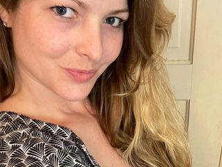 Rae Rosey live cam model at Flirt4Free