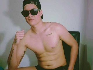 Bruno Santino Live Cam on Flirt4Free