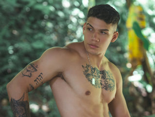 Axel Tylor Live Cam and Profile on UnifiedCams