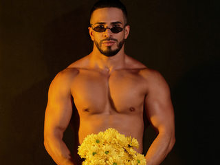 Aron Manu webcam model