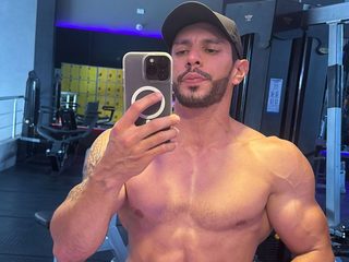 Sex cam with Robert Hunk on 1 on 1 sex cams