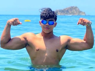 Noah Prada live cam model at Flirt4Free