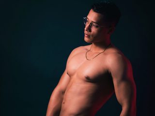 Yeico Levitt Live Cam on Flirt4Free