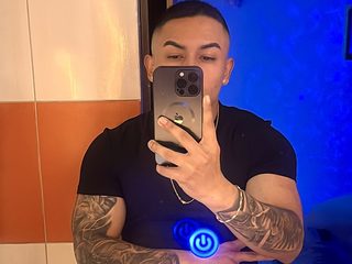 Justin Whitte live cam model at Flirt4Free