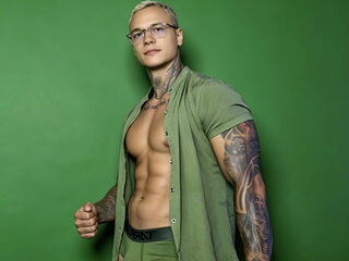 Live Chat with Darius Maximus on Flirt4Free