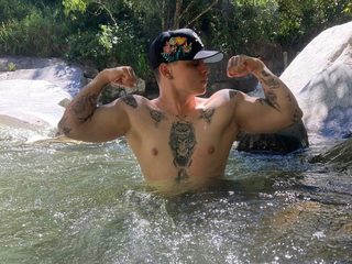 Dennis Munera Live Cam on Flirt4Free