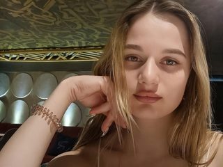 Lynna Clive nude live cam