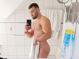 Xavier Moon Live Cam on Flirt4Free