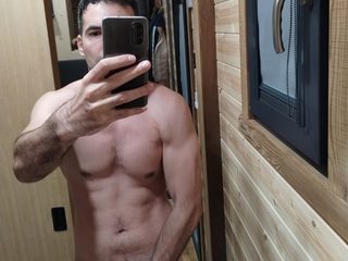 Leo Gianni nude live cam