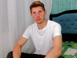 Charlie Blonde Live Cam on Flirt4Free