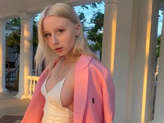 Peggy Basil live cam model at Flirt4Free