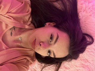 Guinevere Creighton live cam model at Flirt4Free