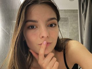 Sex cam with Sunniva Crock on 1 on 1 sex cams