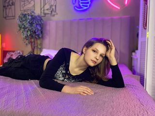 Sarah Wills live cam model at Flirt4Free